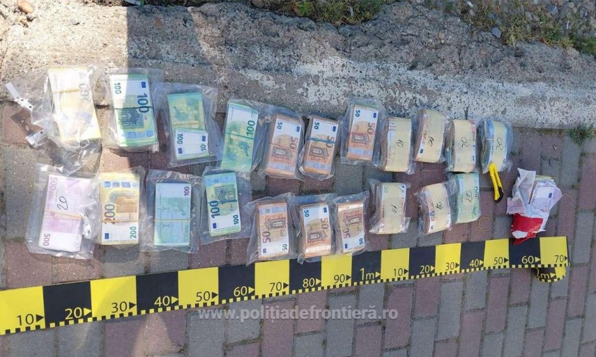 foto sume mari de bani ascunse intr un microbuz descoperit la frontiera 343 700 de euro gasiti de politistii foto sume mari de bani ascunse intr un microbuz descoperit la frontiera 343 700 de euro gasiti de politistii