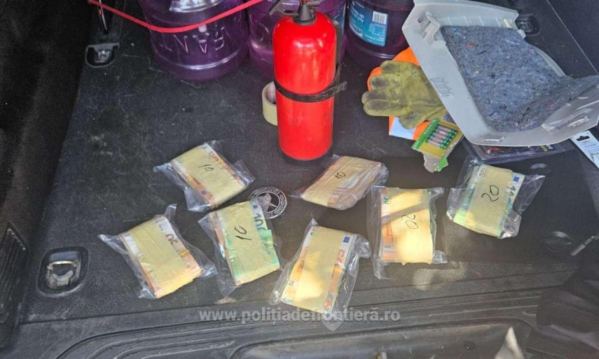 foto sume mari de bani ascunse intr un microbuz descoperit la frontiera 343 700 de euro gasiti de politistii foto sume mari de bani ascunse intr un microbuz descoperit la frontiera 343 700 de euro gasiti de politistii