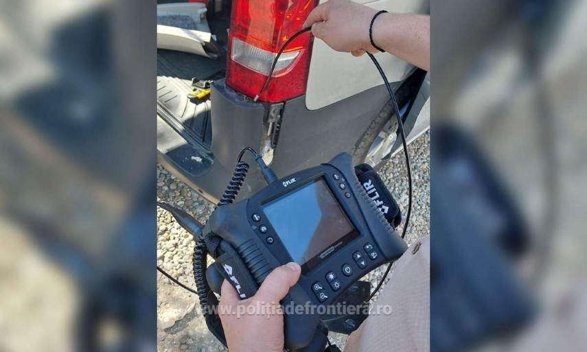 foto sume mari de bani ascunse intr un microbuz descoperit la frontiera 343 700 de euro gasiti de politistii foto sume mari de bani ascunse intr un microbuz descoperit la frontiera 343 700 de euro gasiti de politistii