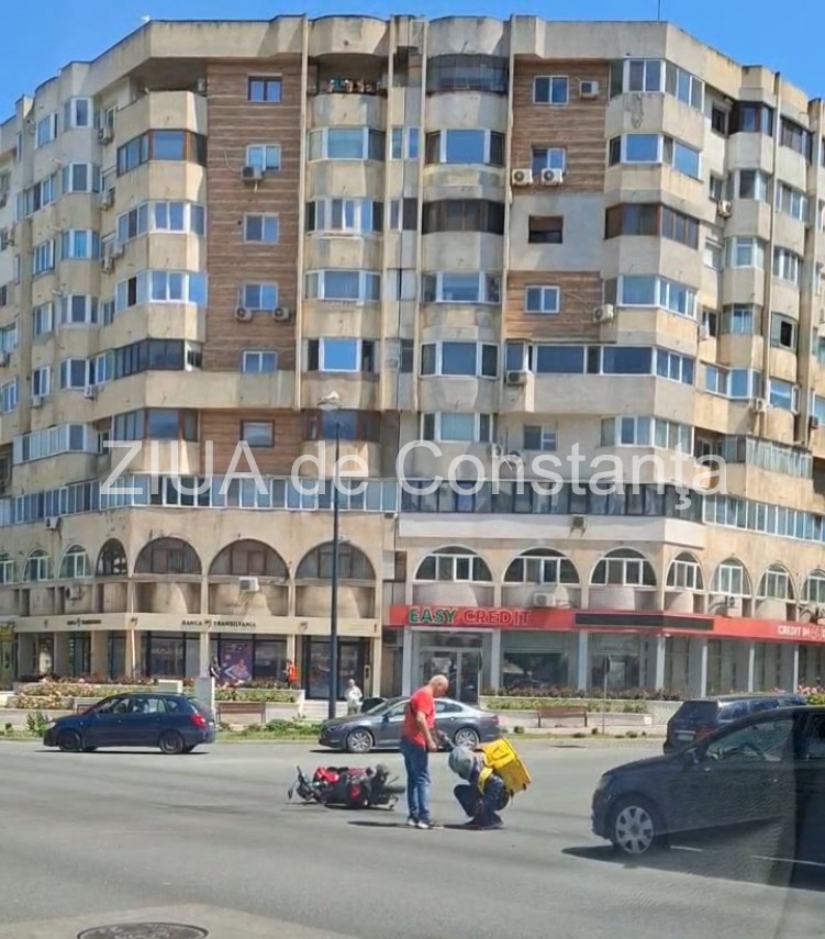 foto video accident rutier in zona trocadero din constanta un livrator glovo si un autoturism implicati foto video accident rutier in zona trocadero din constanta un livrator glovo si un autoturism implicati