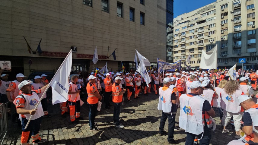 angajatii serviciului de ambulanta constanta merg la protestul national din bucuresti aproximativ 1 000 angajatii serviciului de ambulanta constanta merg la protestul national din bucuresti aproximativ 1 000