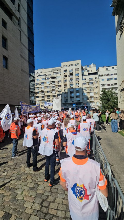 angajatii serviciului de ambulanta constanta merg la protestul national din bucuresti aproximativ 1 000 angajatii serviciului de ambulanta constanta merg la protestul national din bucuresti aproximativ 1 000