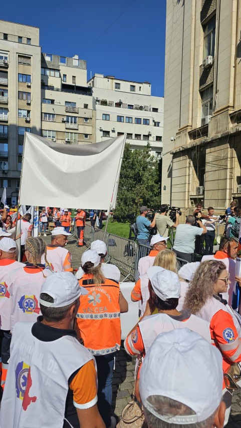 angajatii serviciului de ambulanta constanta merg la protestul national din bucuresti aproximativ 1 000 angajatii serviciului de ambulanta constanta merg la protestul national din bucuresti aproximativ 1 000