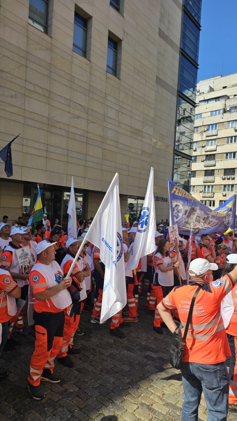 angajatii serviciului de ambulanta constanta merg la protestul national din bucuresti aproximativ 1 000 angajatii serviciului de ambulanta constanta merg la protestul national din bucuresti aproximativ 1 000