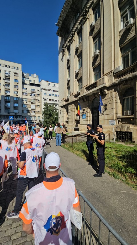 angajatii serviciului de ambulanta constanta merg la protestul national din bucuresti aproximativ 1 000 angajatii serviciului de ambulanta constanta merg la protestul national din bucuresti aproximativ 1 000