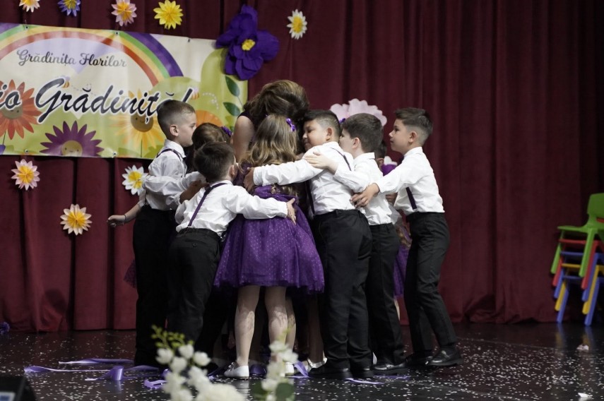 foto emotie si bucurie la cumpana prescolarii grupei mari violete si au luat ramas bun de la gradinita foto emotie si bucurie la cumpana prescolarii grupei mari violete si au luat ramas bun de la gradinita