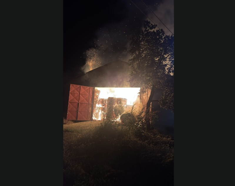 Știri Constanta: UPDATE. Incendiu puternic la Cogealac noaptea trecuta! Mii de baloti de paie distrusi, pompierii au lucrat ore intregi pentru lichidare  
