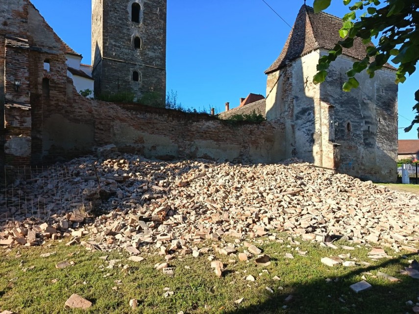 Ministerul Culturii: FOTO. O parte din zidul Bisericii Fortificate din Mosna s-a prabusit in timpul noptii. Vizitele au fost suspendate, iar autoritatile evalueaza pagubele