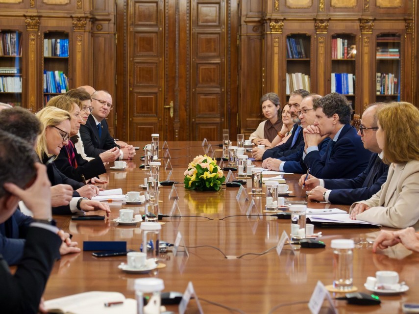 foto presedintele nicusor dan dupa intalnirea cu sefa consiliului european pentru cercetare trebuie sa foto presedintele nicusor dan dupa intalnirea cu sefa consiliului european pentru cercetare trebuie sa