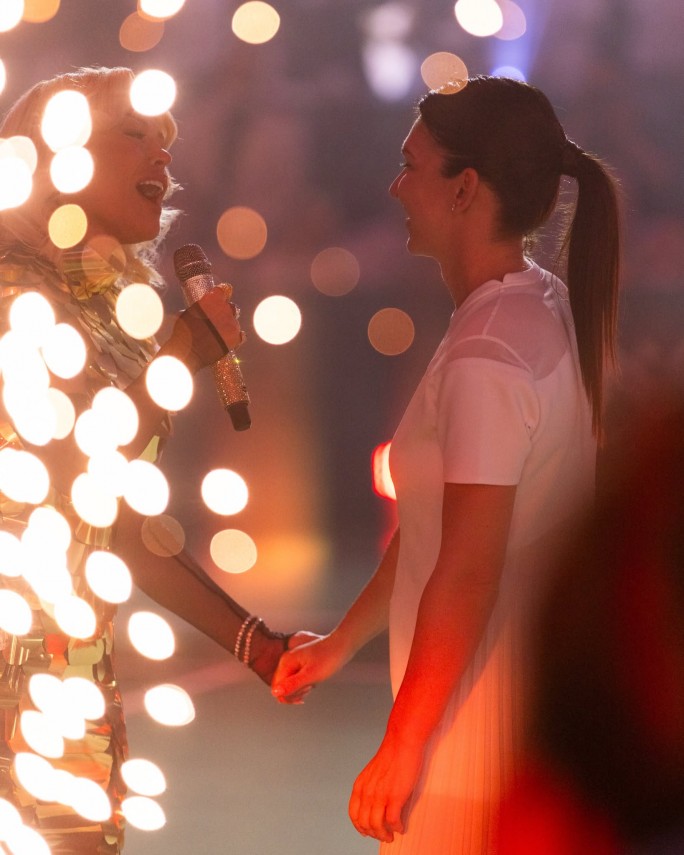 simona halep evenimentul oficial de retragere prieteni suporteri si emotii la sports festival 2026 galerie simona halep evenimentul oficial de retragere prieteni suporteri si emotii la sports festival 2026 galerie