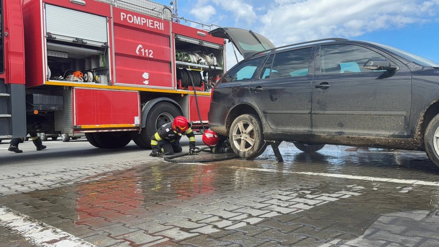 foto video autoturism cuprins de flacari in parcarea unui supermarket din tulcea pompierii au intervenit foto video autoturism cuprins de flacari in parcarea unui supermarket din tulcea pompierii au intervenit