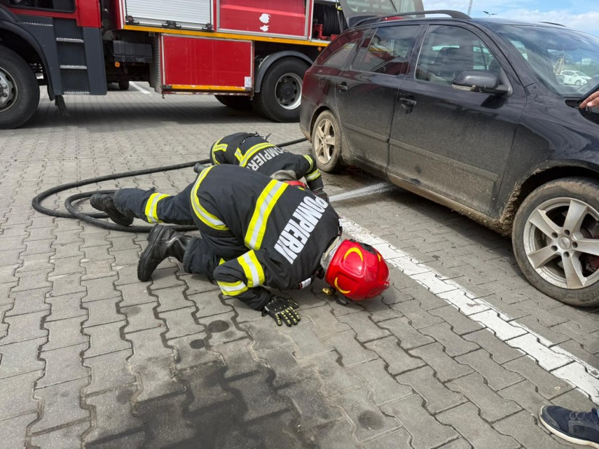 foto video autoturism cuprins de flacari in parcarea unui supermarket din tulcea pompierii au intervenit foto video autoturism cuprins de flacari in parcarea unui supermarket din tulcea pompierii au intervenit