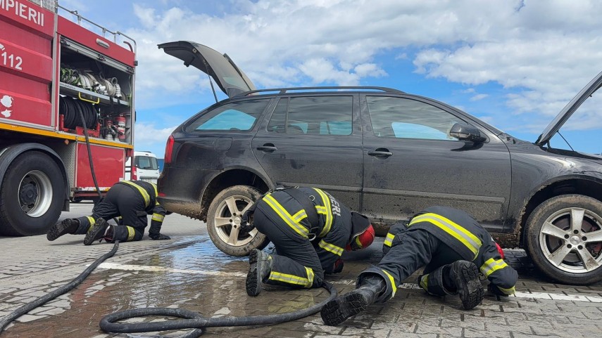 foto video autoturism cuprins de flacari in parcarea unui supermarket din tulcea pompierii au intervenit foto video autoturism cuprins de flacari in parcarea unui supermarket din tulcea pompierii au intervenit