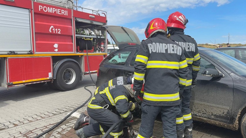 foto video autoturism cuprins de flacari in parcarea unui supermarket din tulcea pompierii au intervenit foto video autoturism cuprins de flacari in parcarea unui supermarket din tulcea pompierii au intervenit