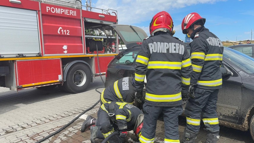 foto video autoturism cuprins de flacari in parcarea unui supermarket din tulcea pompierii au intervenit foto video autoturism cuprins de flacari in parcarea unui supermarket din tulcea pompierii au intervenit