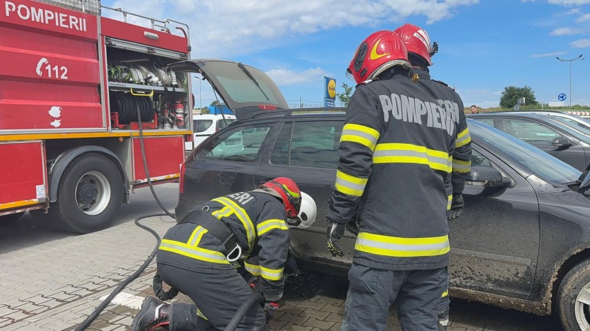 foto video autoturism cuprins de flacari in parcarea unui supermarket din tulcea pompierii au intervenit foto video autoturism cuprins de flacari in parcarea unui supermarket din tulcea pompierii au intervenit