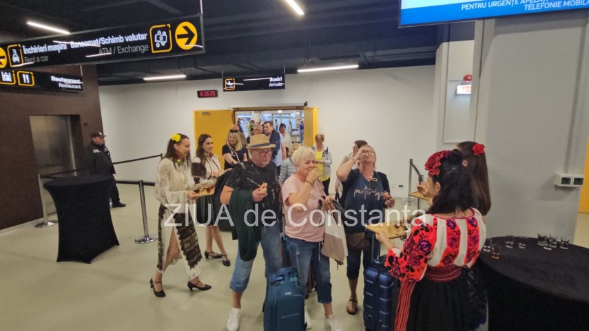 live text foto video turisti din polonia sosesc pe litoralul romanesc in aceasta seara cu noul zbor charter live text foto video turisti din polonia sosesc pe litoralul romanesc in aceasta seara cu noul zbor charter