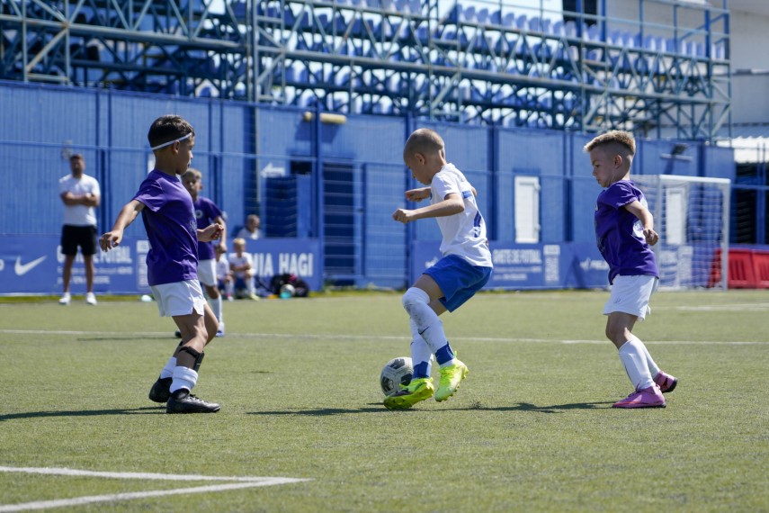 academia hagi 2018 invingatoare la junior football cup banel nicolita printre cei care au efectuat premierea academia hagi 2018 invingatoare la junior football cup banel nicolita printre cei care au efectuat premierea