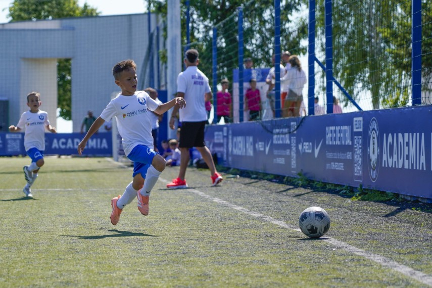 academia hagi 2018 invingatoare la junior football cup banel nicolita printre cei care au efectuat premierea academia hagi 2018 invingatoare la junior football cup banel nicolita printre cei care au efectuat premierea