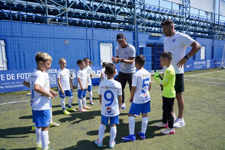 academia hagi 2018 invingatoare la junior football cup banel nicolita printre cei care au efectuat premierea academia hagi 2018 invingatoare la junior football cup banel nicolita printre cei care au efectuat premierea