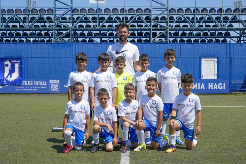 academia hagi 2018 invingatoare la junior football cup banel nicolita printre cei care au efectuat premierea academia hagi 2018 invingatoare la junior football cup banel nicolita printre cei care au efectuat premierea