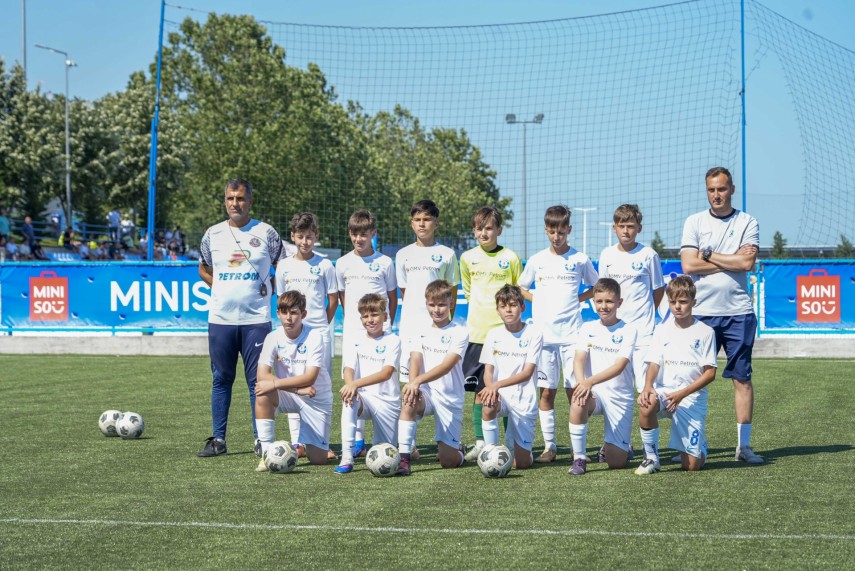 academia hagi 2018 invingatoare la junior football cup banel nicolita printre cei care au efectuat premierea academia hagi 2018 invingatoare la junior football cup banel nicolita printre cei care au efectuat premierea