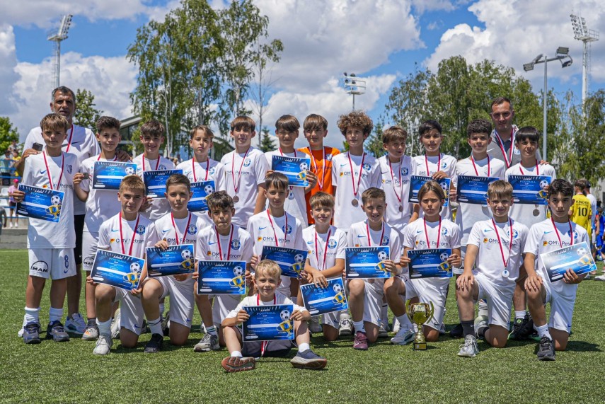 academia hagi 2018 invingatoare la junior football cup banel nicolita printre cei care au efectuat premierea academia hagi 2018 invingatoare la junior football cup banel nicolita printre cei care au efectuat premierea