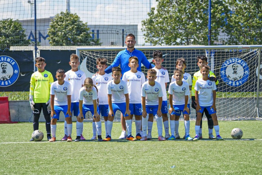 academia hagi 2018 invingatoare la junior football cup banel nicolita printre cei care au efectuat premierea academia hagi 2018 invingatoare la junior football cup banel nicolita printre cei care au efectuat premierea