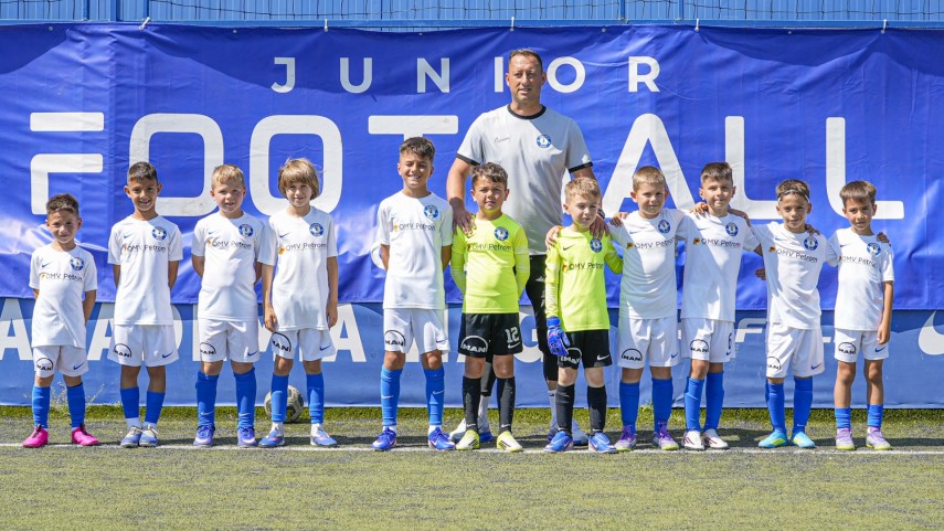 academia hagi 2018 invingatoare la junior football cup banel nicolita printre cei care au efectuat premierea academia hagi 2018 invingatoare la junior football cup banel nicolita printre cei care au efectuat premierea
