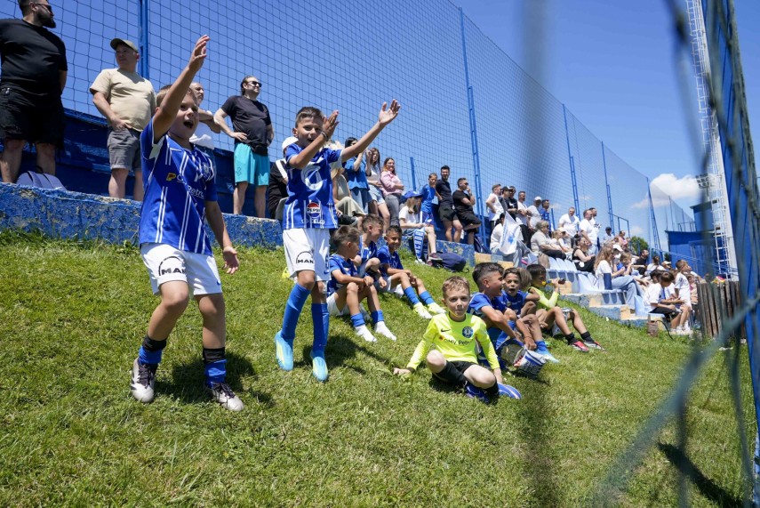 academia hagi 2018 invingatoare la junior football cup banel nicolita printre cei care au efectuat premierea academia hagi 2018 invingatoare la junior football cup banel nicolita printre cei care au efectuat premierea