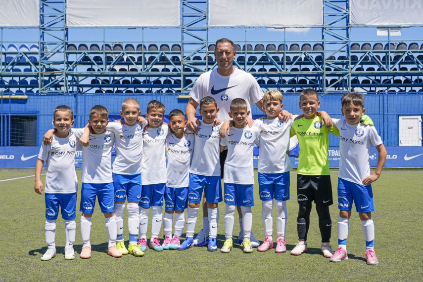 academia hagi 2018 invingatoare la junior football cup banel nicolita printre cei care au efectuat premierea academia hagi 2018 invingatoare la junior football cup banel nicolita printre cei care au efectuat premierea