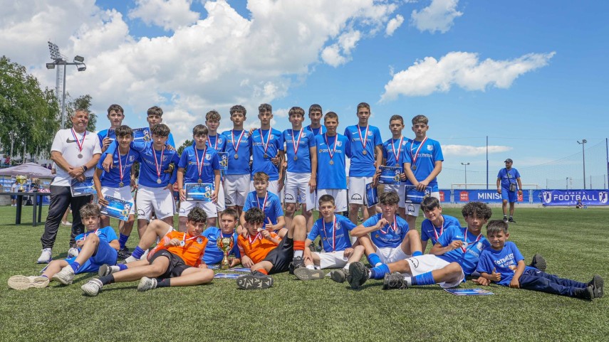 academia hagi 2018 invingatoare la junior football cup banel nicolita printre cei care au efectuat premierea academia hagi 2018 invingatoare la junior football cup banel nicolita printre cei care au efectuat premierea