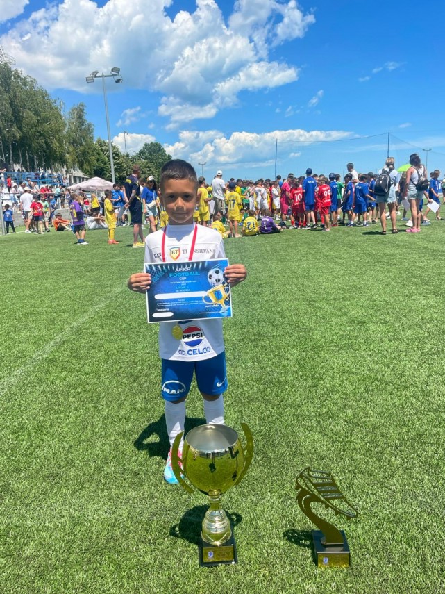 academia hagi 2018 invingatoare la junior football cup banel nicolita printre cei care au efectuat premierea academia hagi 2018 invingatoare la junior football cup banel nicolita printre cei care au efectuat premierea