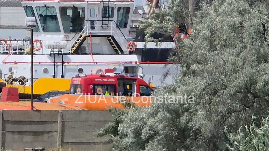 foto video update incep operatiunile de ridicare la suprafata a remorcherului astana in portul midia foto video update incep operatiunile de ridicare la suprafata a remorcherului astana in portul midia