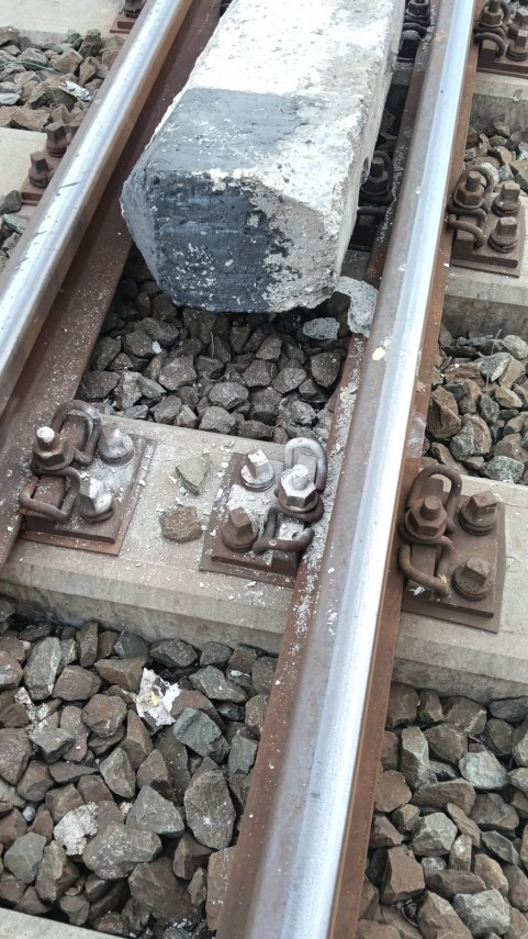 foto act de vandalism in statia cf constanta un obstacol plasat pe sine a fost lovit de un tren venit foto act de vandalism in statia cf constanta un obstacol plasat pe sine a fost lovit de un tren venit