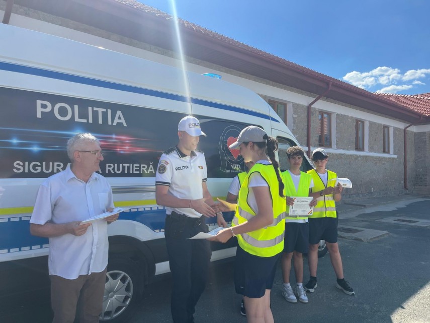 foto lectii de siguranta la niculitel laboratorul mobil de educatie rutiera prezentat elevilor din tulcea foto lectii de siguranta la niculitel laboratorul mobil de educatie rutiera prezentat elevilor din tulcea