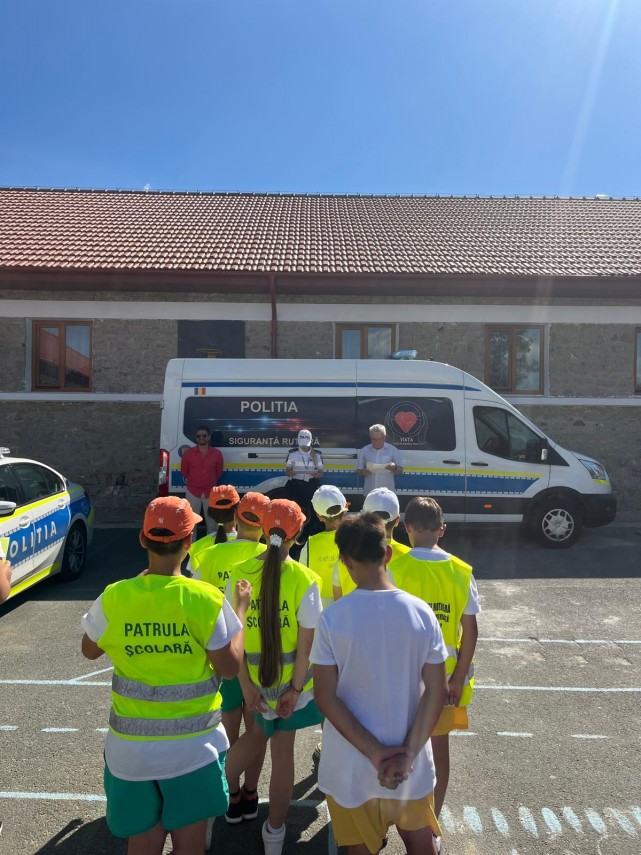 foto lectii de siguranta la niculitel laboratorul mobil de educatie rutiera prezentat elevilor din tulcea foto lectii de siguranta la niculitel laboratorul mobil de educatie rutiera prezentat elevilor din tulcea