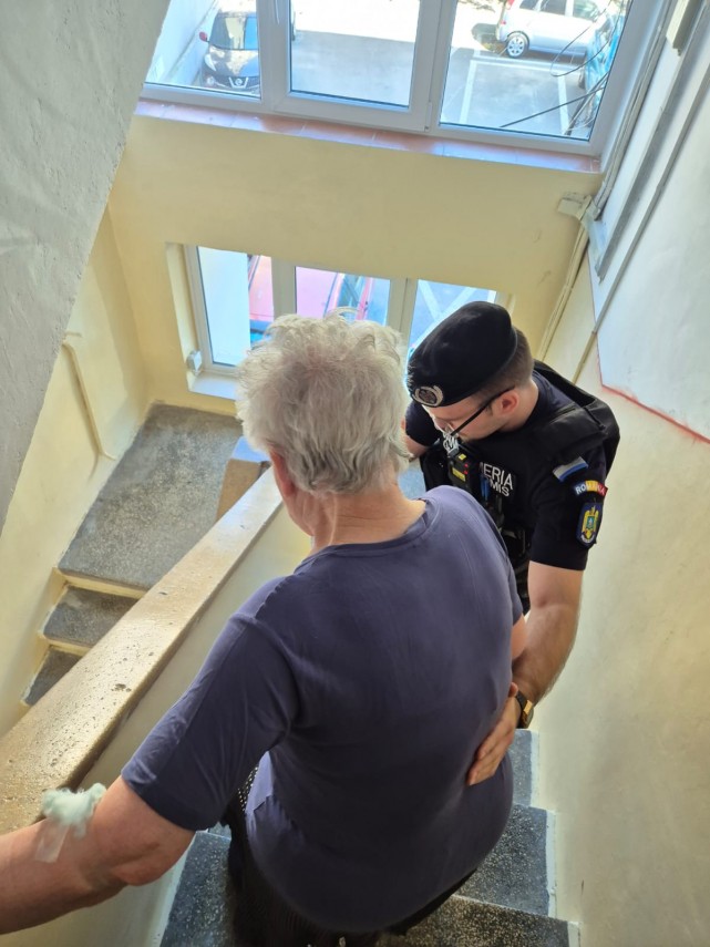foto eroii din teren la constanta jandarmii care au transformat o patrulare intr o interventie de salvare foto eroii din teren la constanta jandarmii care au transformat o patrulare intr o interventie de salvare