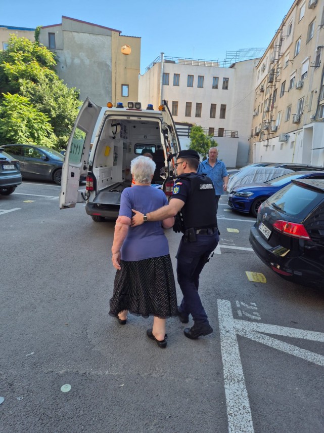foto eroii din teren la constanta jandarmii care au transformat o patrulare intr o interventie de salvare foto eroii din teren la constanta jandarmii care au transformat o patrulare intr o interventie de salvare
