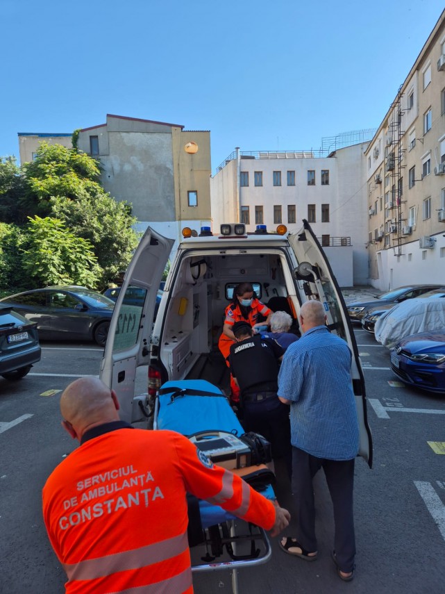 foto eroii din teren la constanta jandarmii care au transformat o patrulare intr o interventie de salvare foto eroii din teren la constanta jandarmii care au transformat o patrulare intr o interventie de salvare