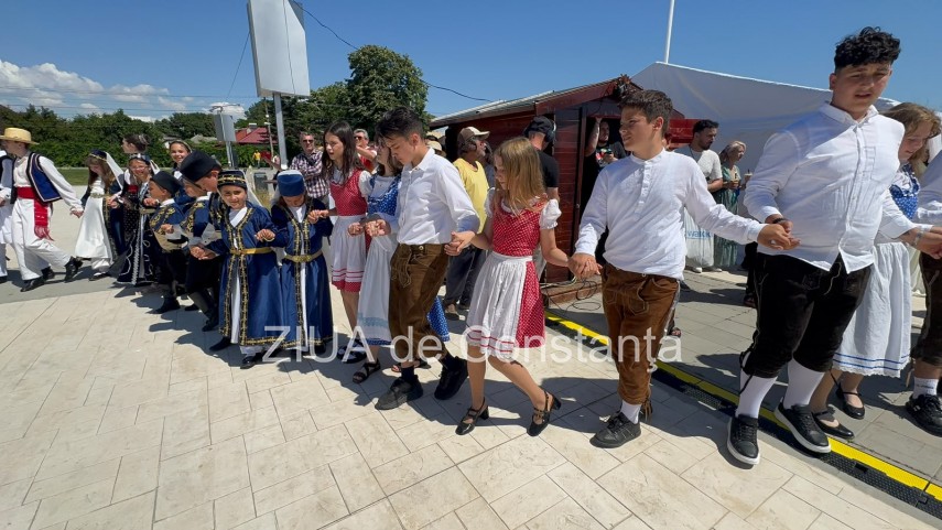 foto video cumpana gazduieste astazi convietuire interetnica pe plaiuri dobrogene parada a portului popular foto video cumpana gazduieste astazi convietuire interetnica pe plaiuri dobrogene parada a portului popular