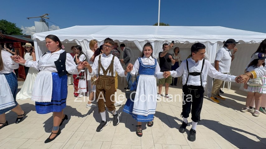 foto video cumpana gazduieste astazi convietuire interetnica pe plaiuri dobrogene parada a portului popular foto video cumpana gazduieste astazi convietuire interetnica pe plaiuri dobrogene parada a portului popular