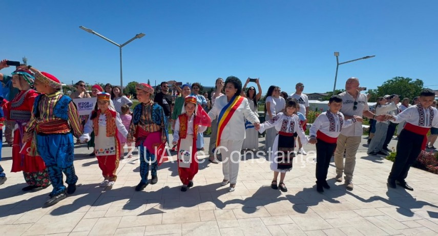 foto video cumpana gazduieste astazi convietuire interetnica pe plaiuri dobrogene parada a portului popular foto video cumpana gazduieste astazi convietuire interetnica pe plaiuri dobrogene parada a portului popular