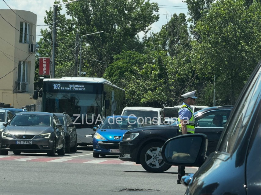 foto probleme in trafic in zona delfinariu din constanta semaforizarea nu functioneaza 942997 foto probleme in trafic in zona delfinariu din constanta semaforizarea nu functioneaza 942997
