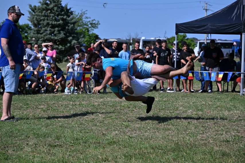 foto video o noua editie a traditionalei competitii de lupte tataresti kures organizata la cumpana judetul foto video o noua editie a traditionalei competitii de lupte tataresti kures organizata la cumpana judetul