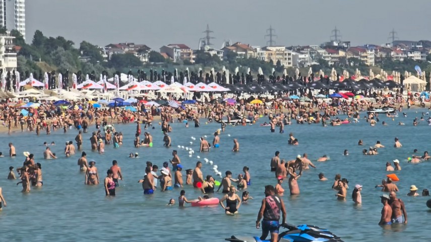 stiri constanta foto video plaja aglomerata la eforie nord turistii profita de vremea calduroasa de la stiri constanta foto video plaja aglomerata la eforie nord turistii profita de vremea calduroasa de la