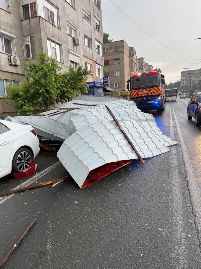 cod portocaliu de vijelii in tulcea acoperisuri luate de vant copaci cazuti peste autoturisme drumuri cod portocaliu de vijelii in tulcea acoperisuri luate de vant copaci cazuti peste autoturisme drumuri