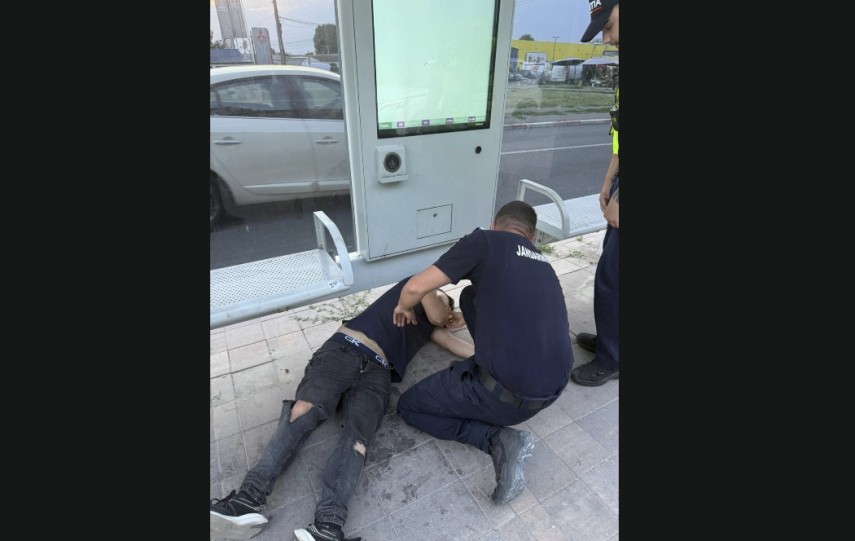 Doi jandarmi din Constanta au salvat un tanar gasit inconstient intr-o statie de autobuz