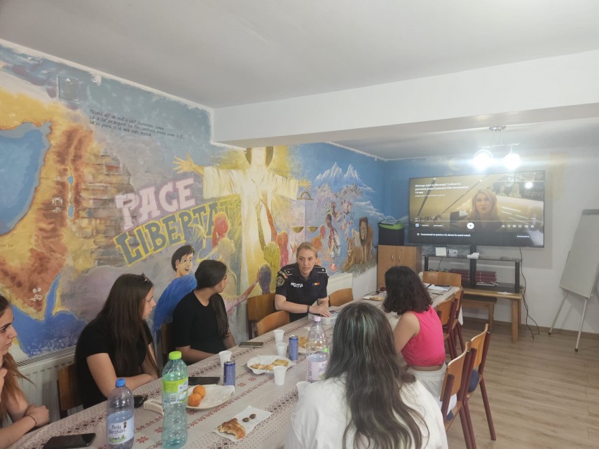 foto campanie antibullying in taberele de vara din tulcea politistii ii incurajeaza pe copii sa ia atitudine foto campanie antibullying in taberele de vara din tulcea politistii ii incurajeaza pe copii sa ia atitudine