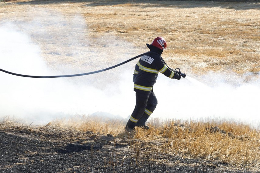 foto zi de foc in judetul tulcea pompierii au intervenit la patru incendii si mai multe situatii provocate foto zi de foc in judetul tulcea pompierii au intervenit la patru incendii si mai multe situatii provocate